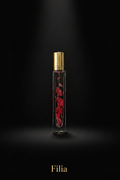 Flacon de parfum Filia avec pétales rouges