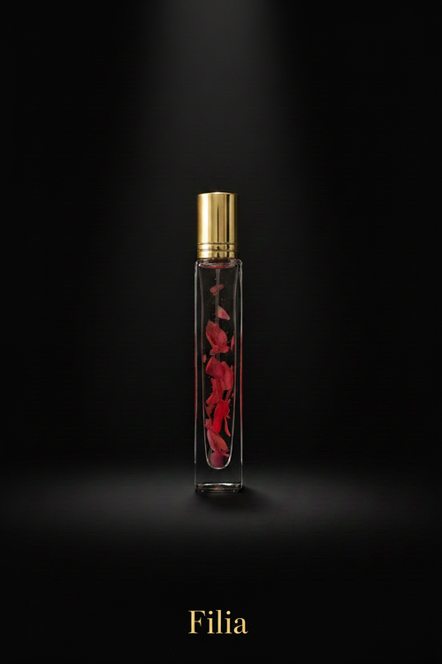 Flacon de parfum Filia avec pétales rouges